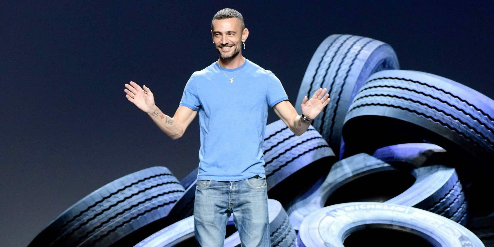 David Delfín, saludando tras un desfile.