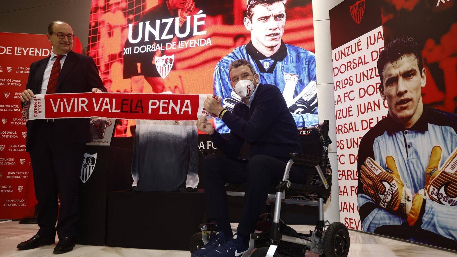 Unzué luce junto a José Castro la bufanda con el lema contra la ELA.