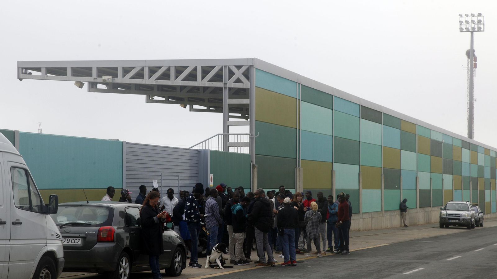 Concentración de los inmigrantes en el campo de fútbol de Lepe.