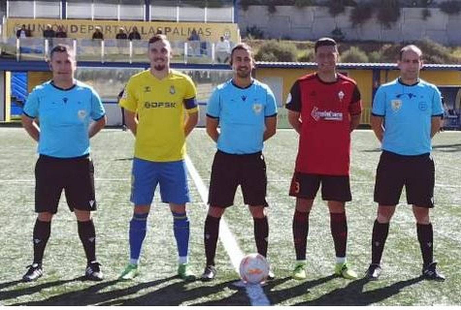 Guillán Mateo, en el centro, antes de un encuentro