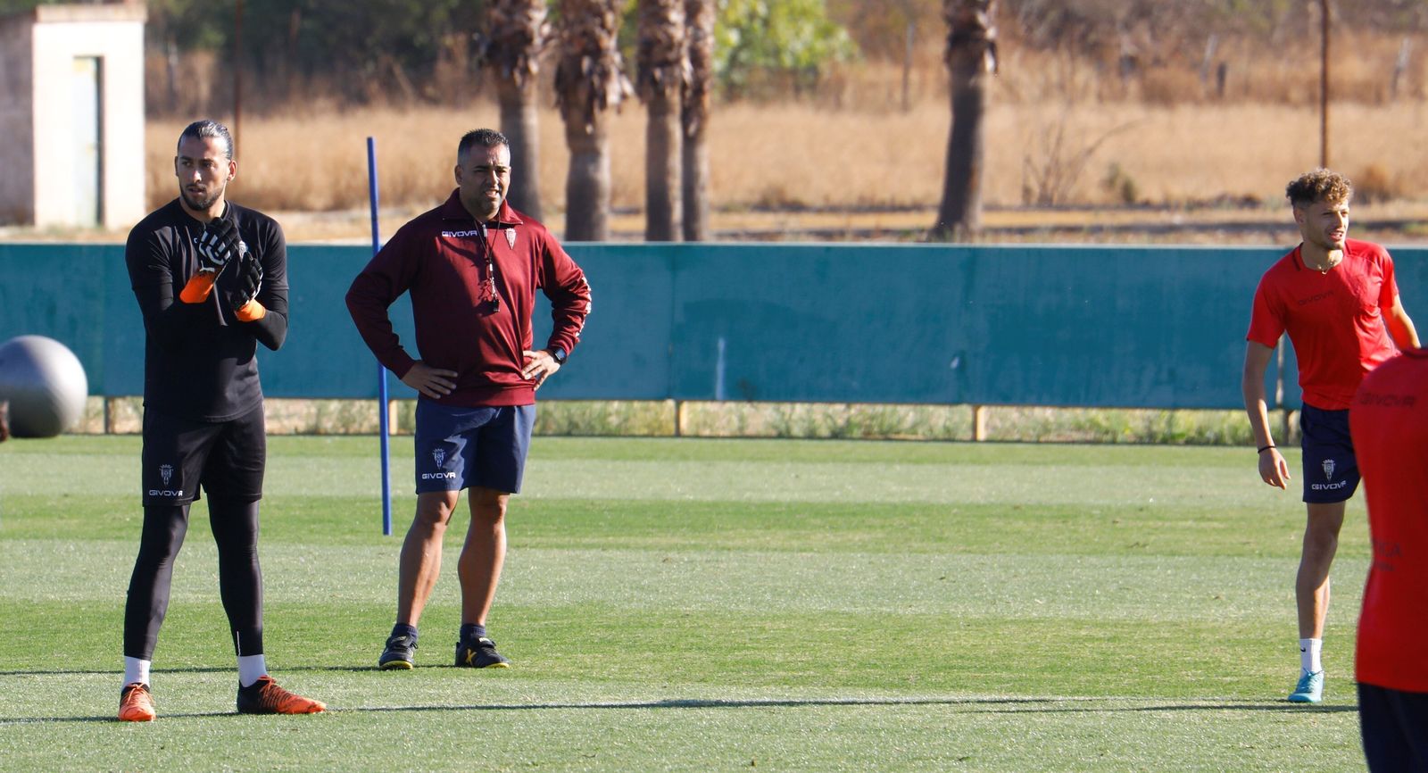 Germán Crespo observa el entrenamiento de sus jugadores este viernes en la Ciudad Deportiva.