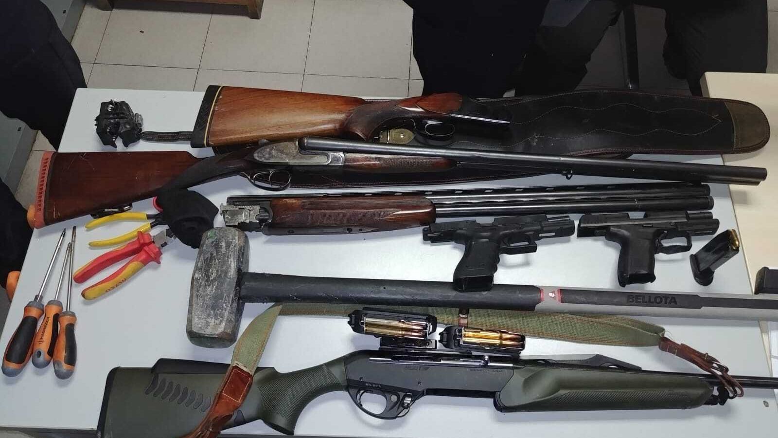 Armas largas decomisadas por la Policía Nacional en Sevilla.