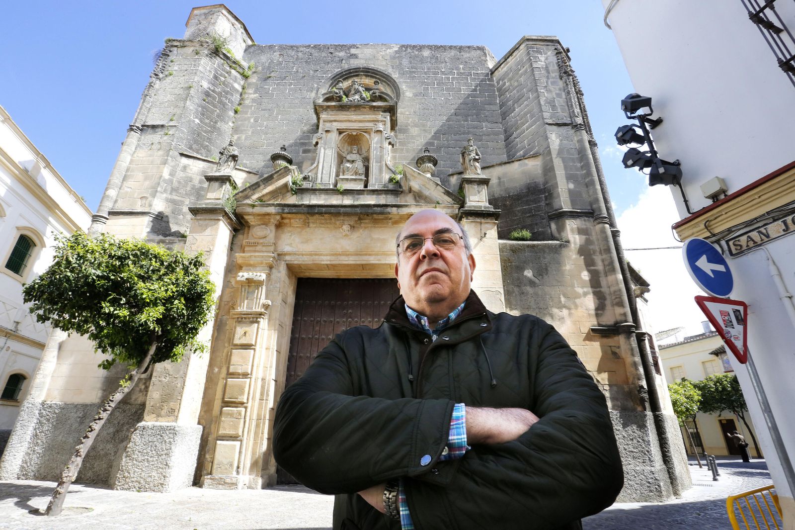 Manuel Muñoz Natera con el templo de San Marcos de fondo.