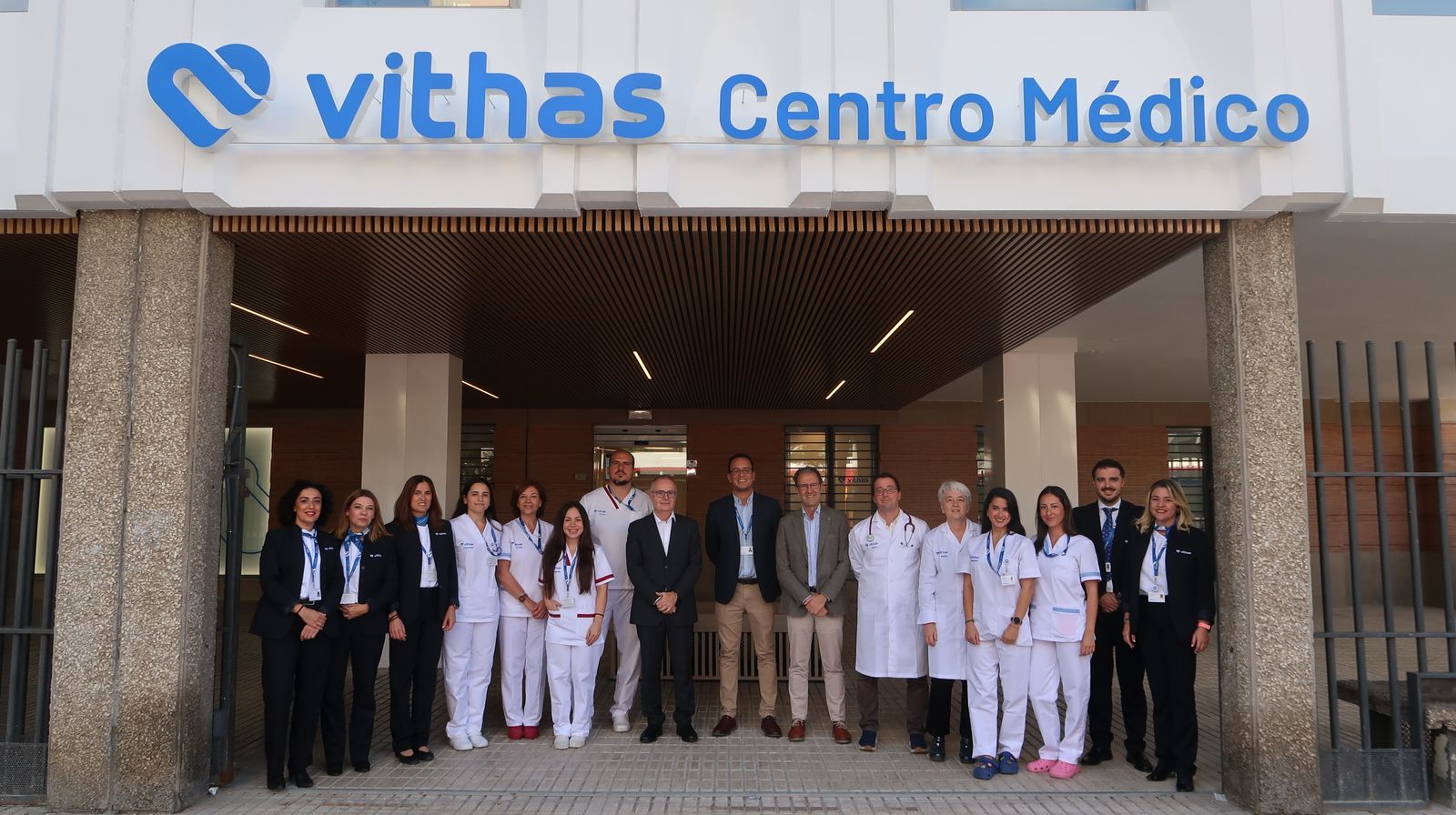 Directores y personal del Centro Médico Vithas Nervión.