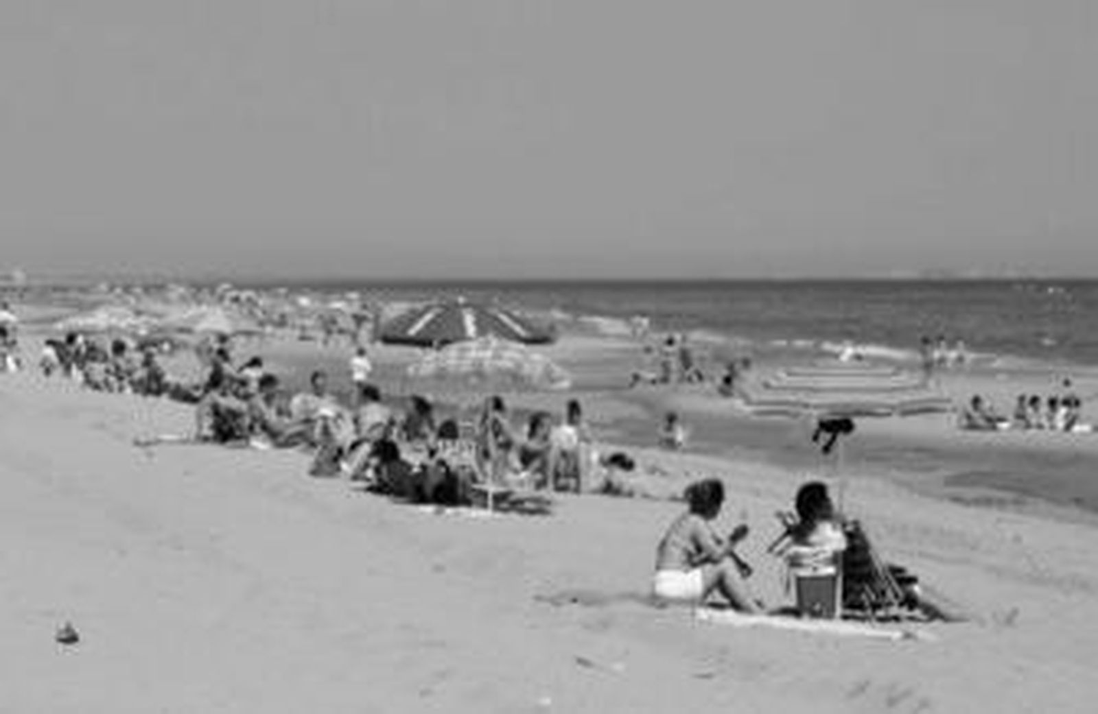 La playa de La Antilla está preparada para afrontar la temporada veraniega, aunque ya los fines de semana comienza a recibir a los bañistas.
