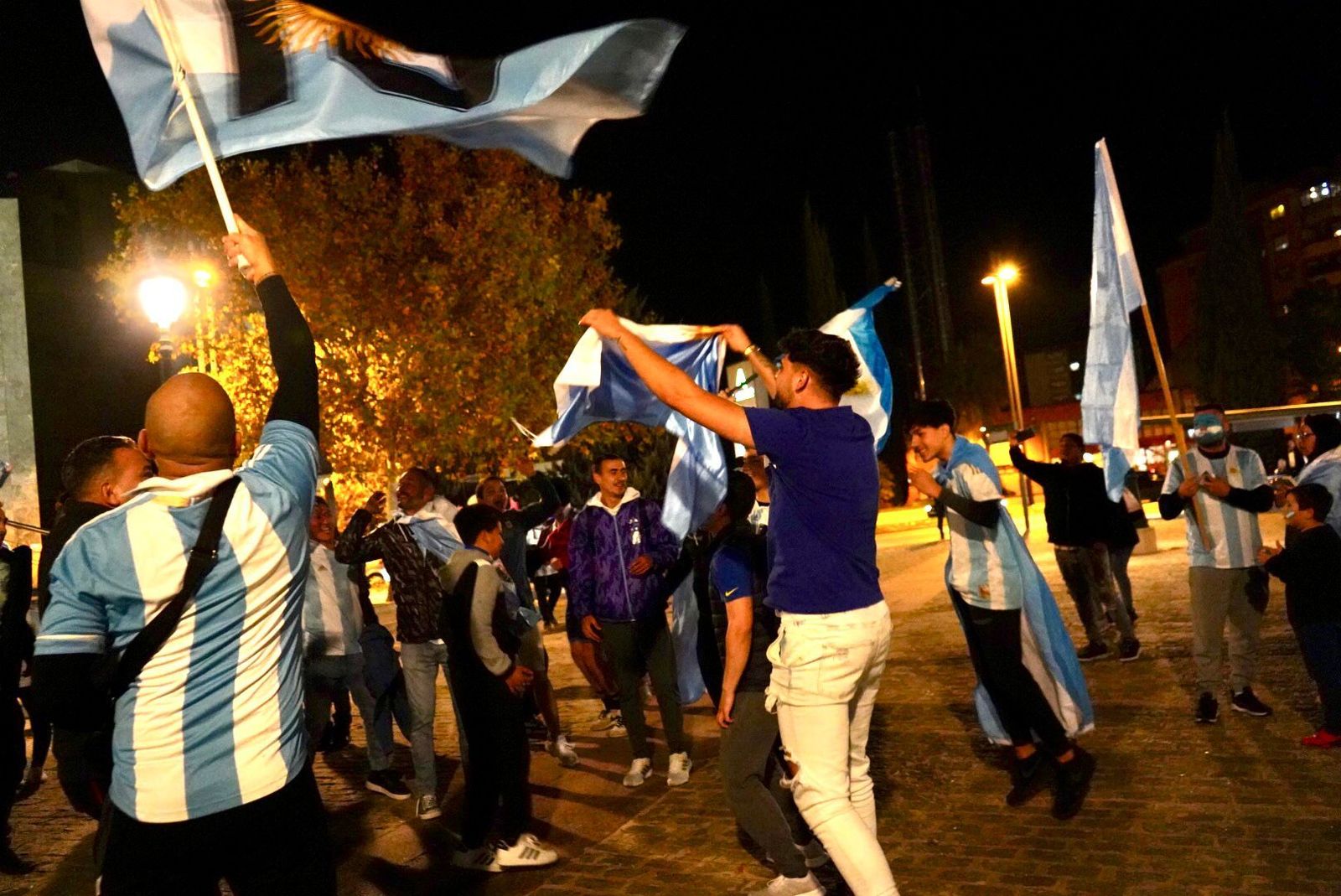 Así celebra Granada que la Argentina de Messi es campeón del mundo de fútbol