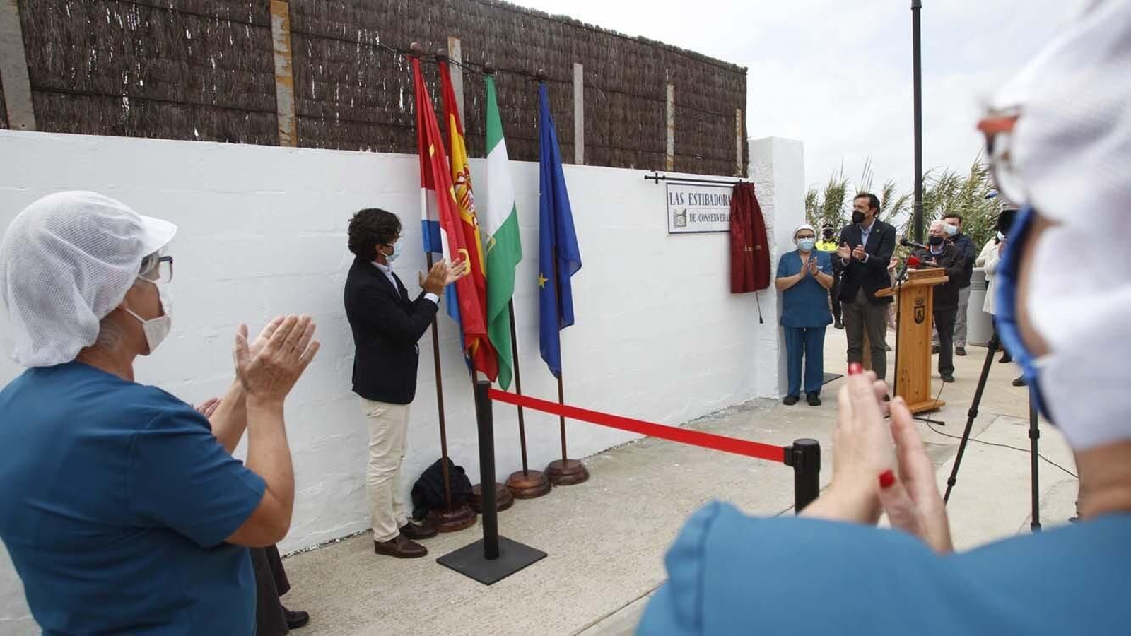 Las fotos de la inauguración de la calle Estibadoras de la Conservera en Tarifa