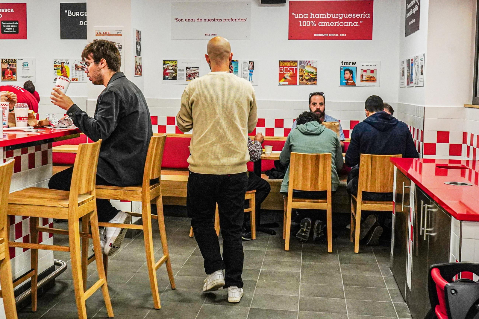 Así es la nueva hamburguesería del centro de Granada: todas las imágenes de Five Guys