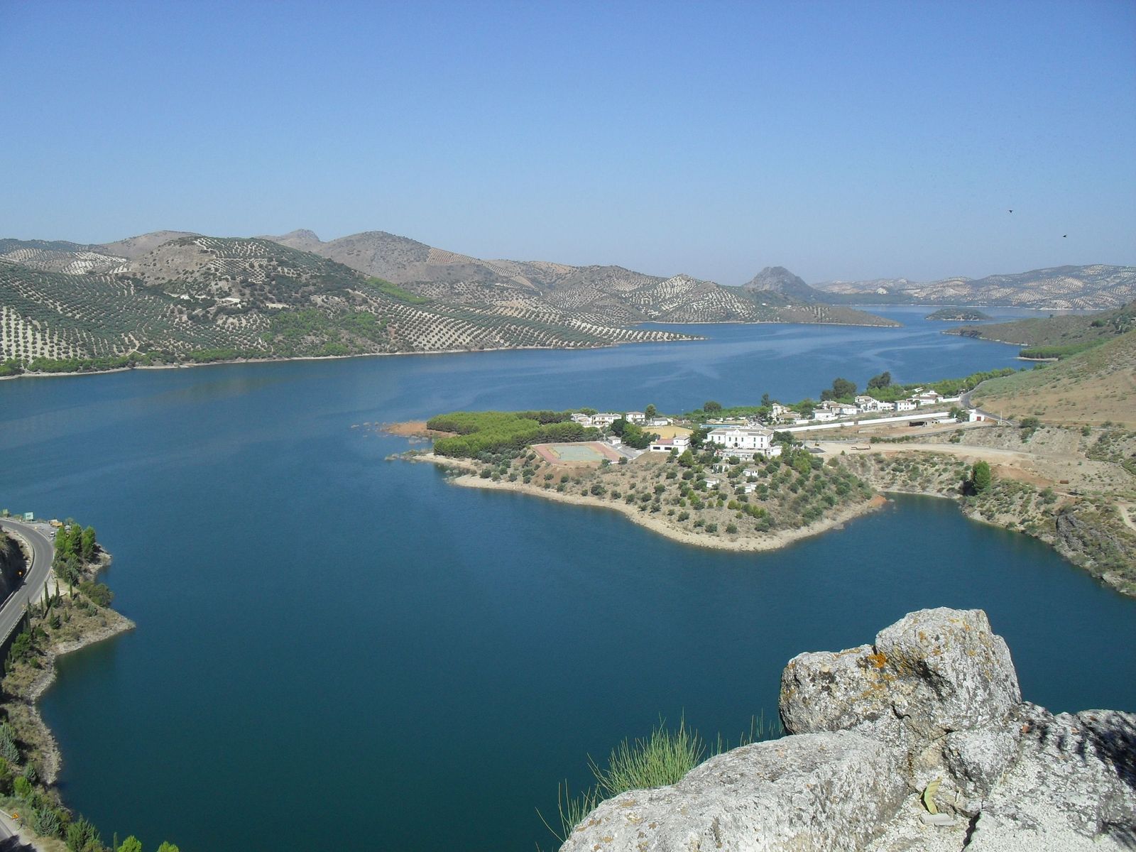 Panorámica de las colas del pantano de Iznájar.