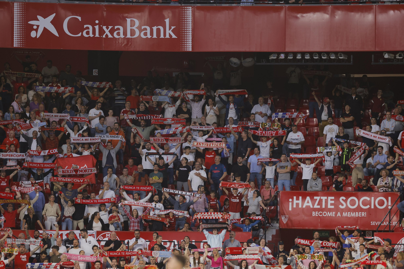 Búscate en las fotos del Sevilla-Celta