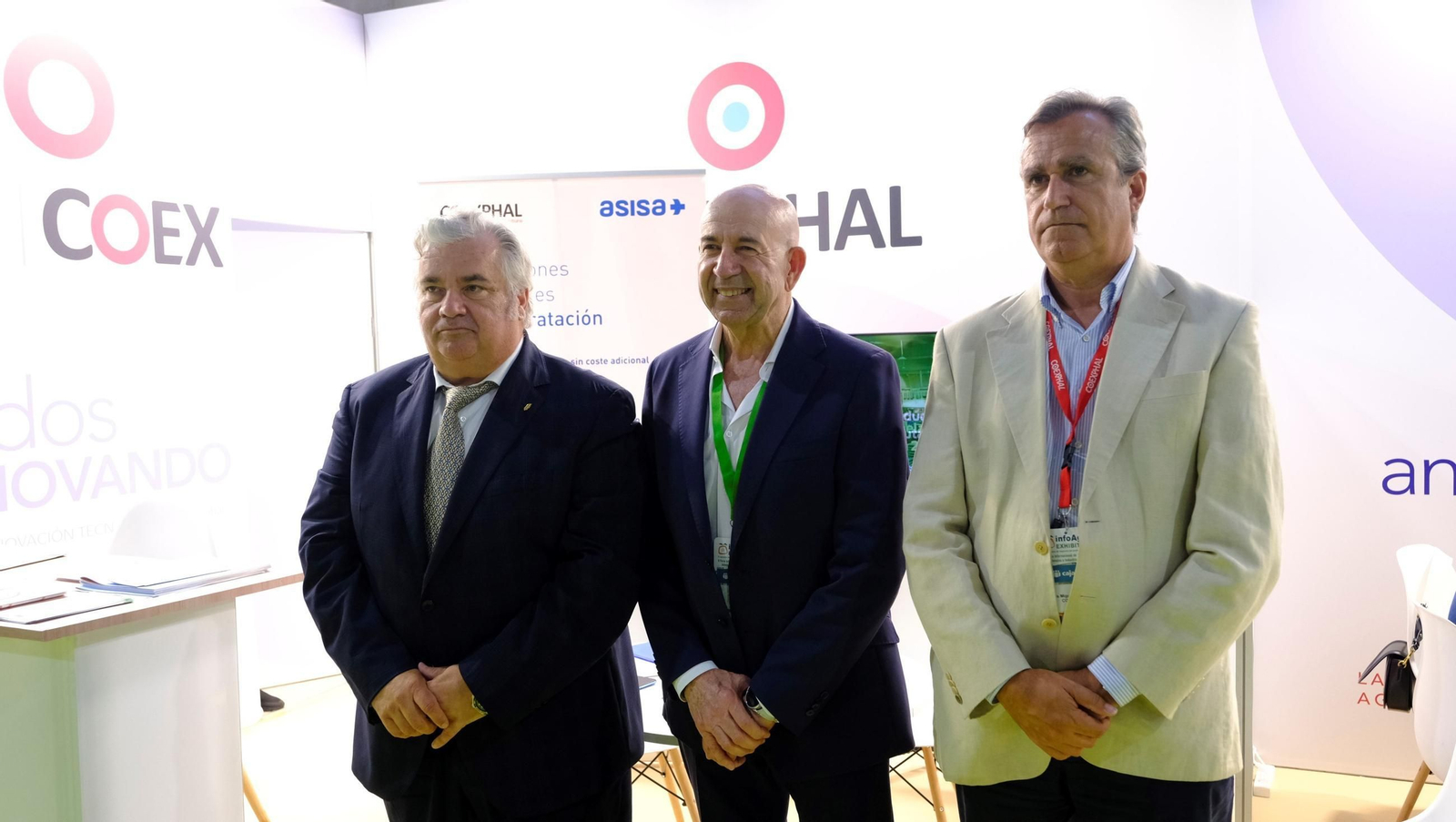 Autoridades tras firmar el acuerdo.