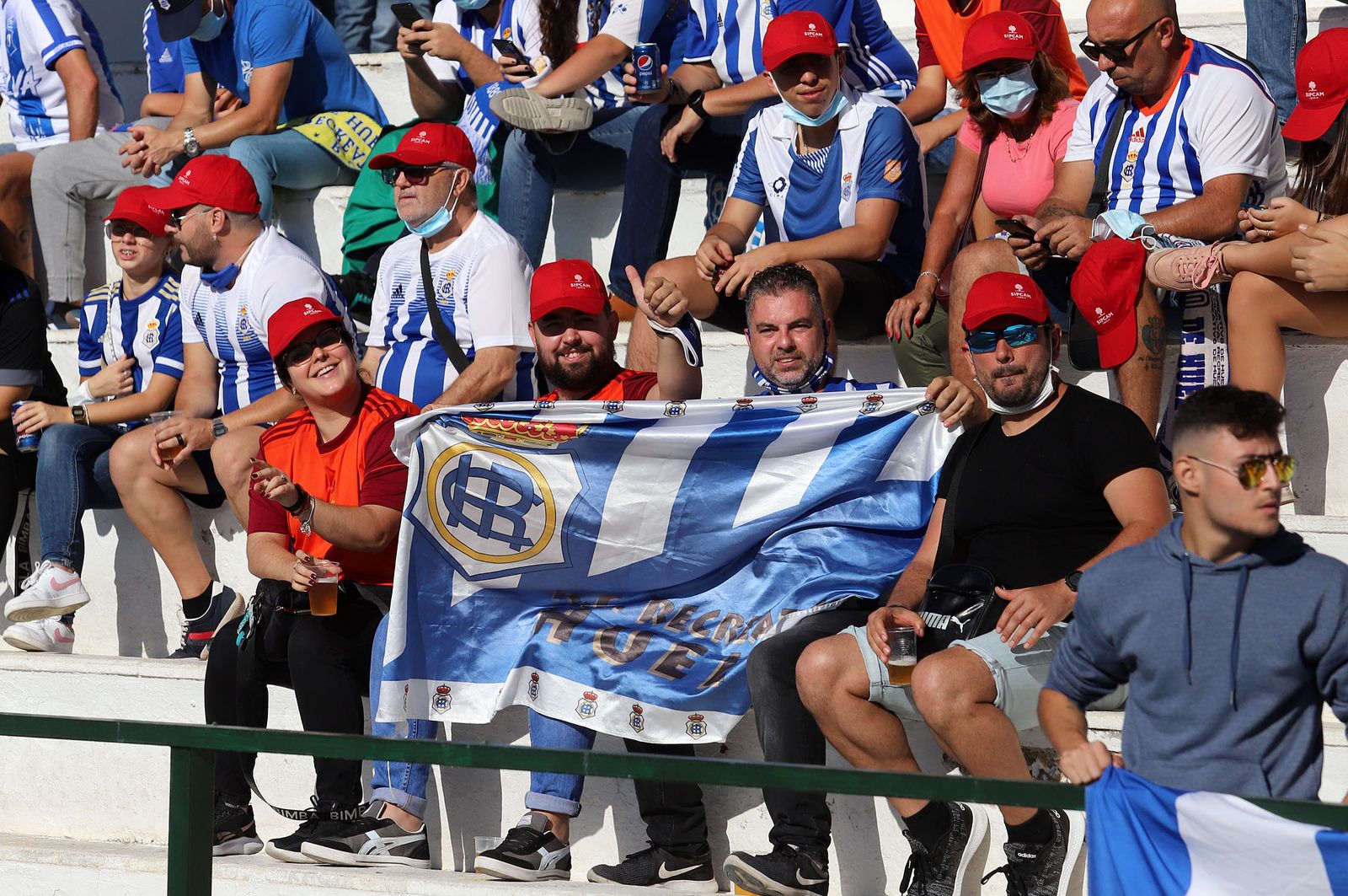 Imágenes de la afición más fiel del Recre en su visita al campo del Antoniano