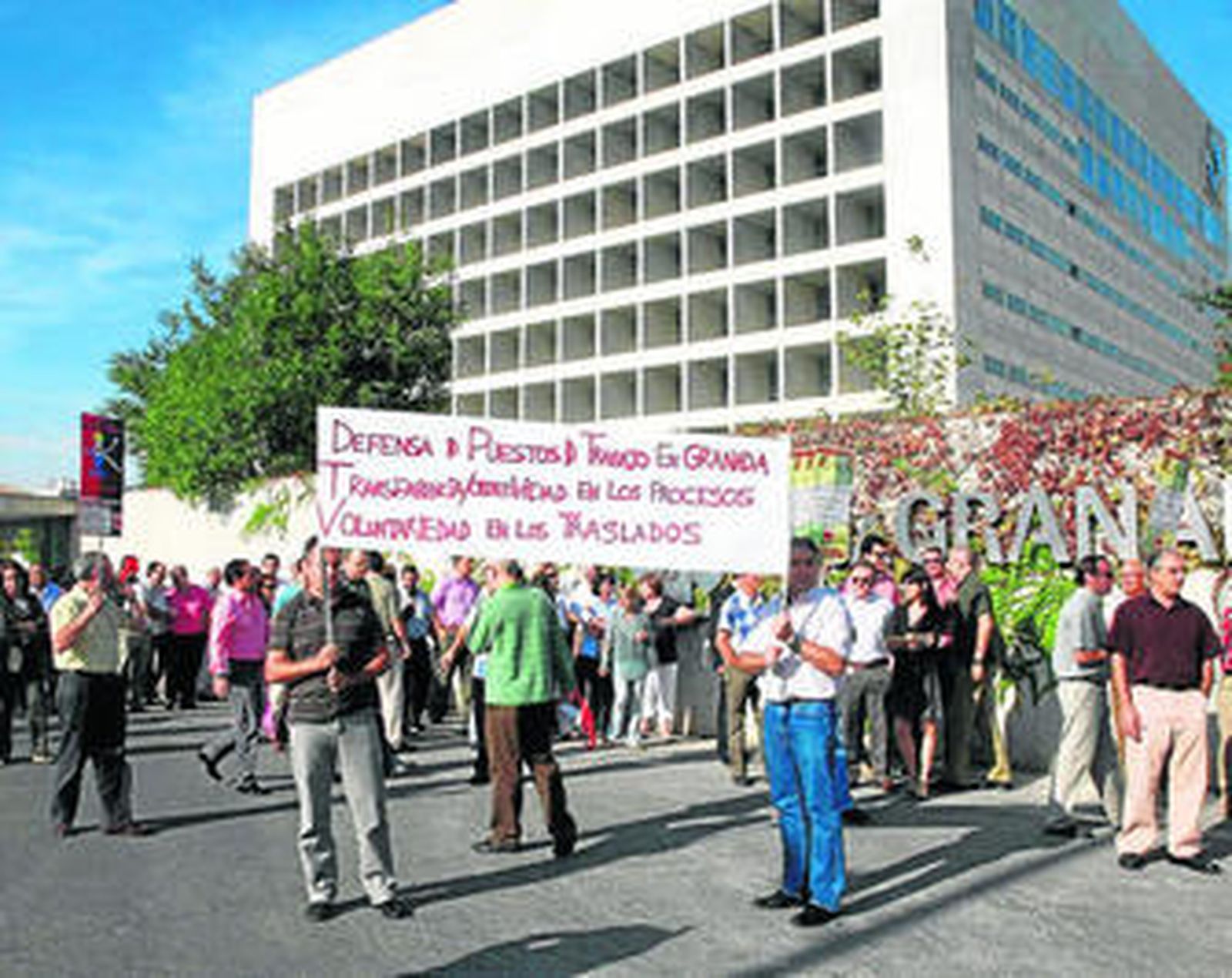 Un momento de la concentración de empleados de CajaGranada ante la sede de la entidad.