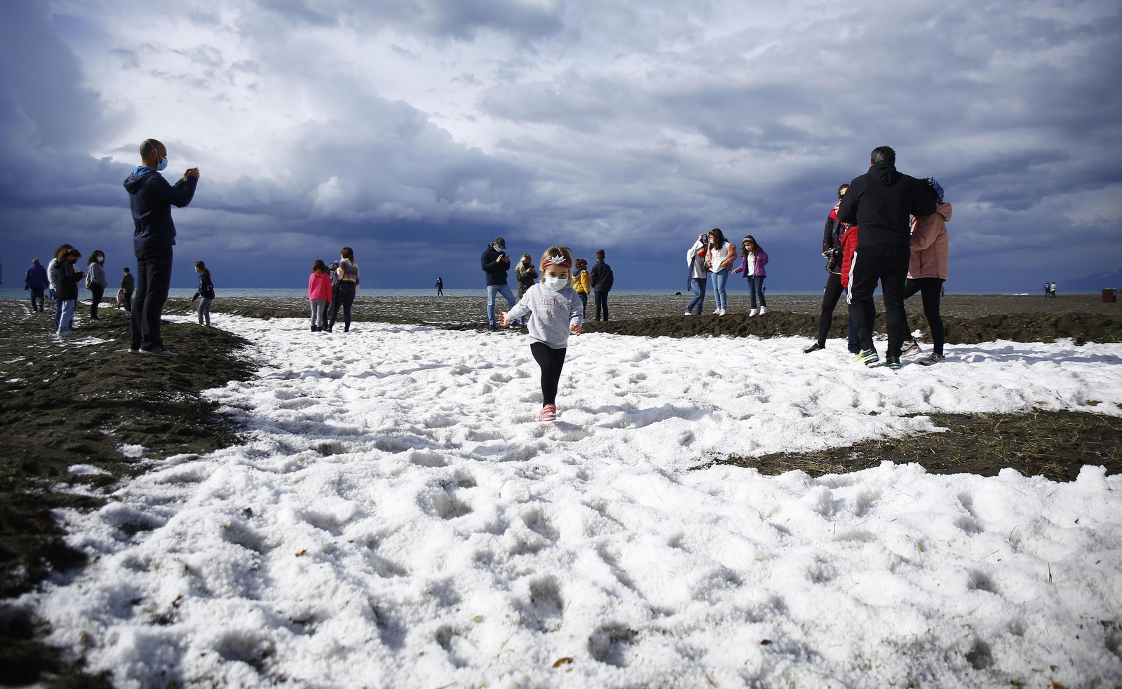 La granizada en la playa de Benajarafe, en fotos