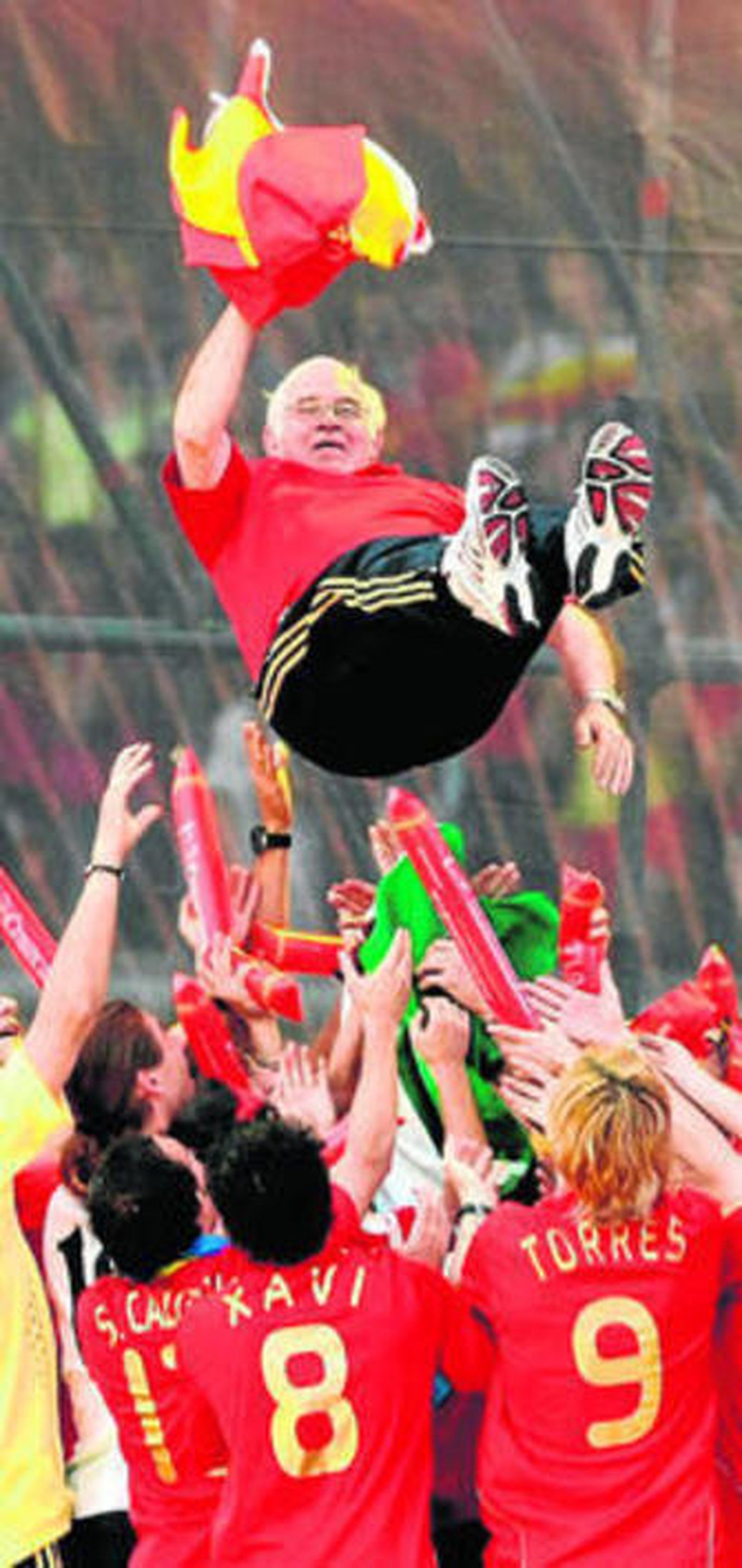 Los jugadores de la selección mantean al seleccionador Luis Aragonés celebrando el título en la Eurocopa 2008.
