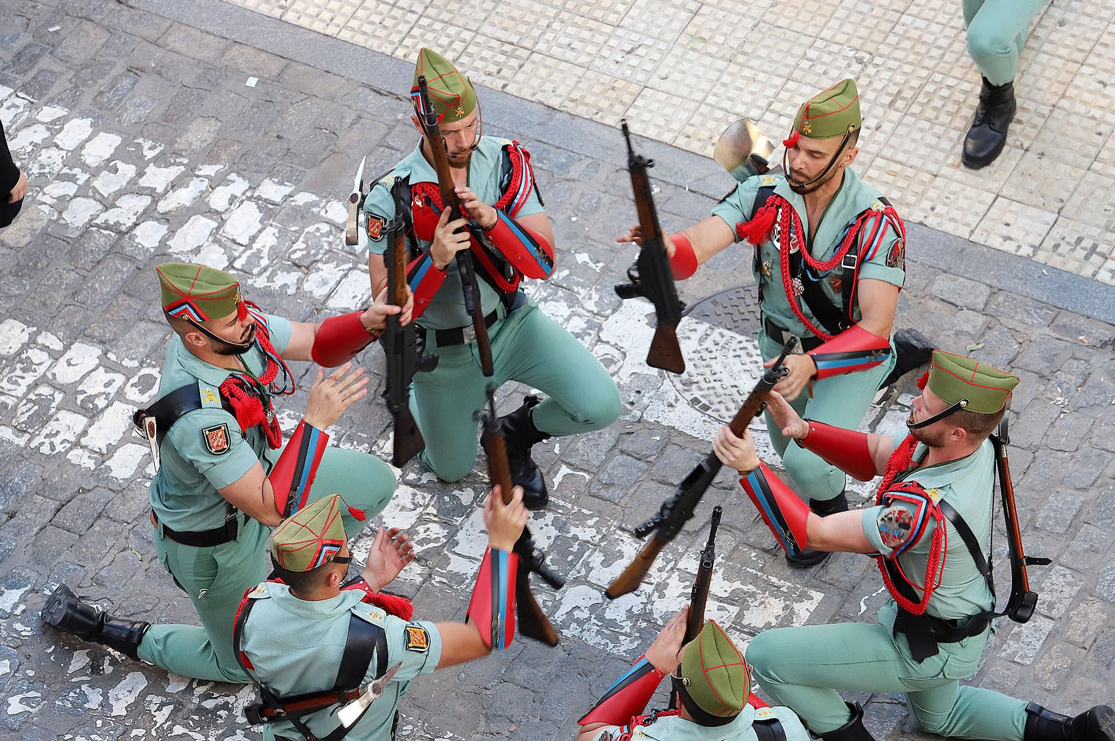 La Legión acompaña al Cristo de la Vera+Cruz en su procesión por Huelva, en imágenes