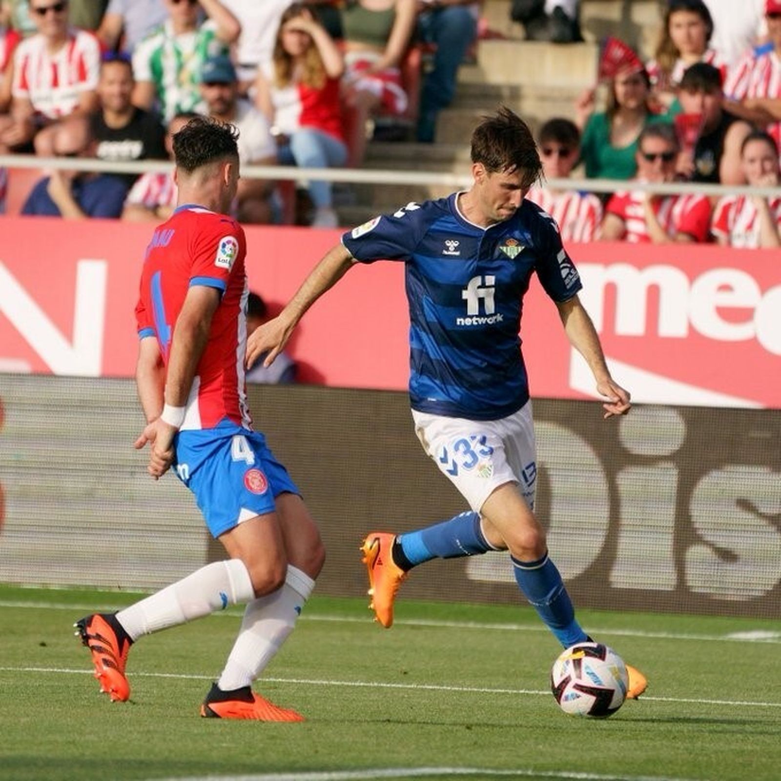 Miranda se dispone a centrar ante Arnau.