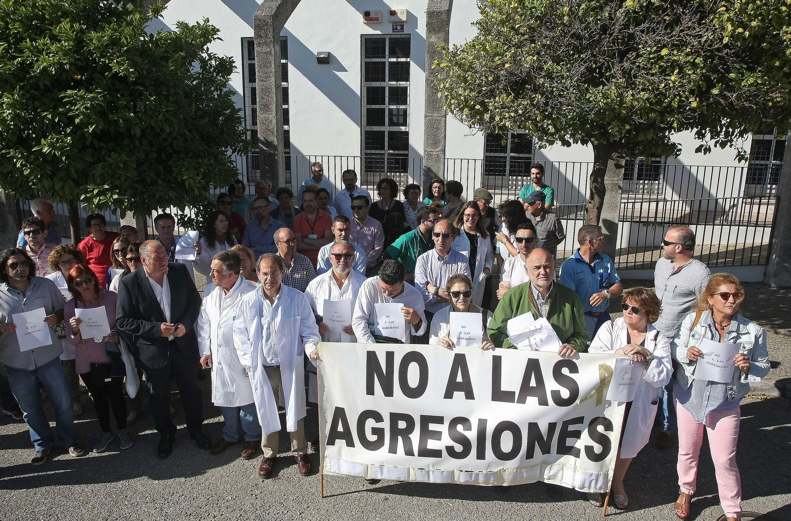 La concentración de protesta en Algeciras por la agresión  de un médico  barreño el pasado junio.