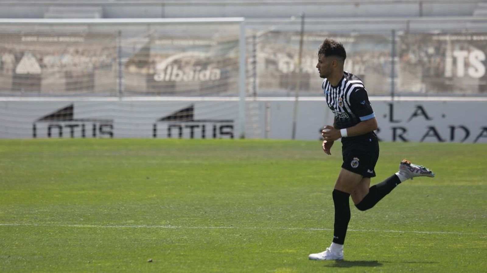 Adri Galindo salta al campo durante el Balona-Castilla del curso pasado
