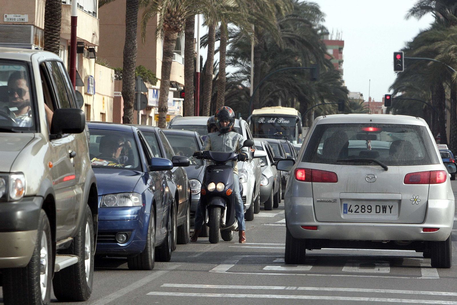 Atasco en la Avenida Cabo de Gata de la capital almeriense.