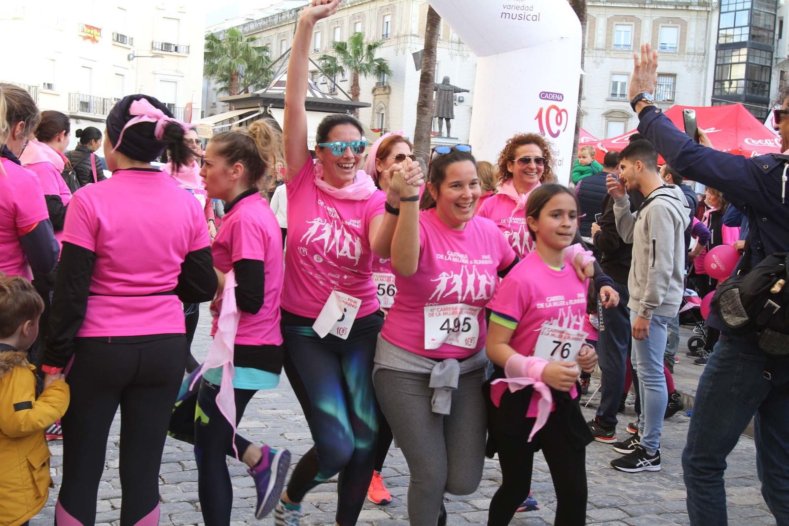 Imágenes de la Carrera contra el cáncer de mama de Huelva.