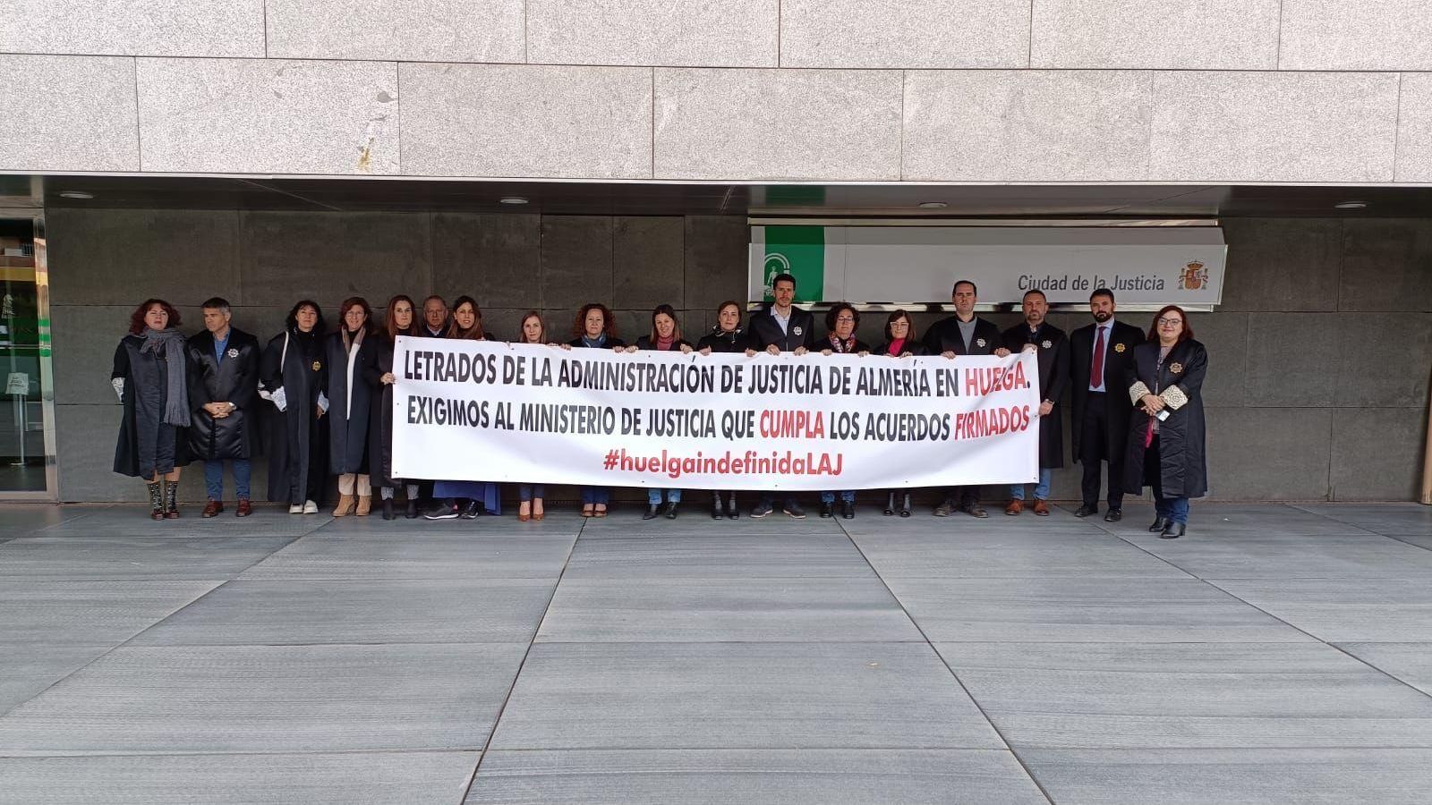 Concentración de los LAJ en la Ciudad de la Justicia de Almería.