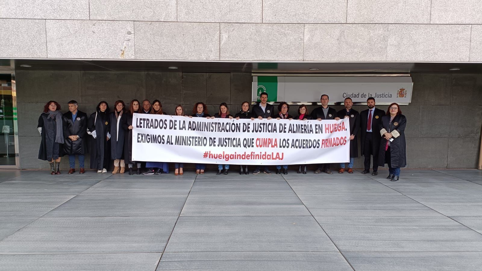 Concentración de los LAJ en la Ciudad de la Justicia de Almería.