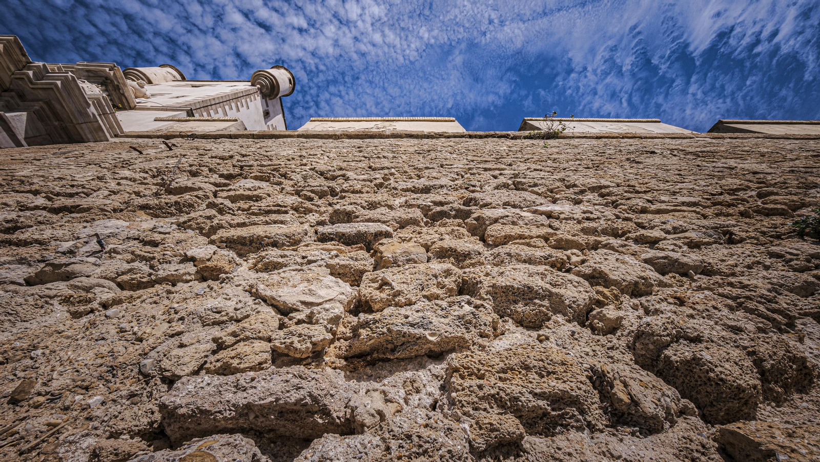 Estado del lienzo de muralla de las Puertas de Tierra de Cádiz.