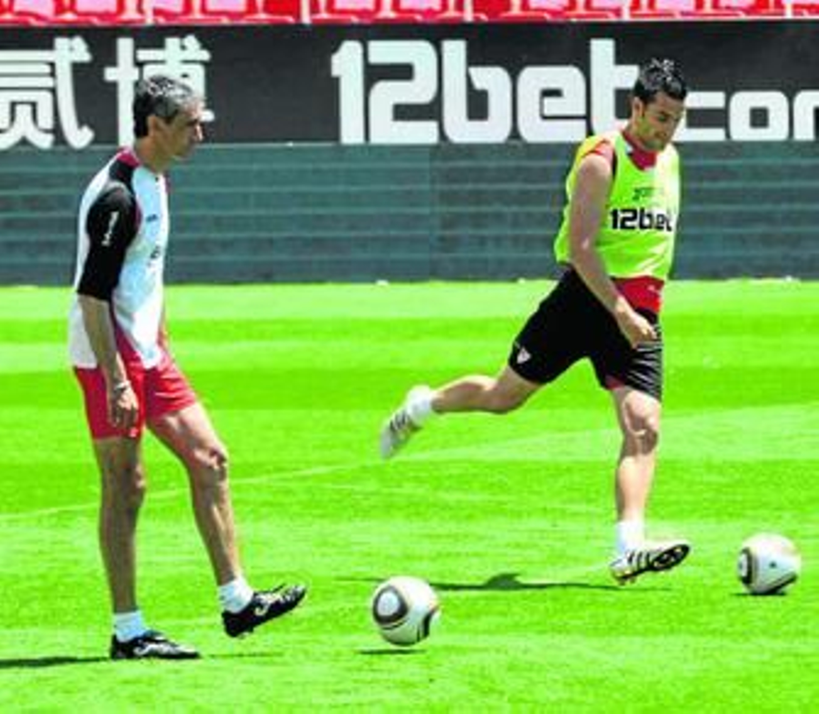 Álvarez y Negredo pelotean durante la sesión de ayer en el Ramón Sánchez-Pizjuán.