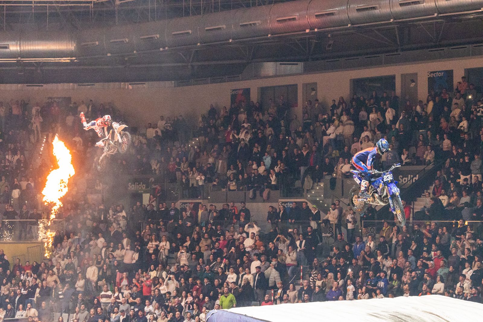 En imágenes: el Olivo Arena vibra con piruetas y motor en estado puro en el Soloflow Freestyle (2)