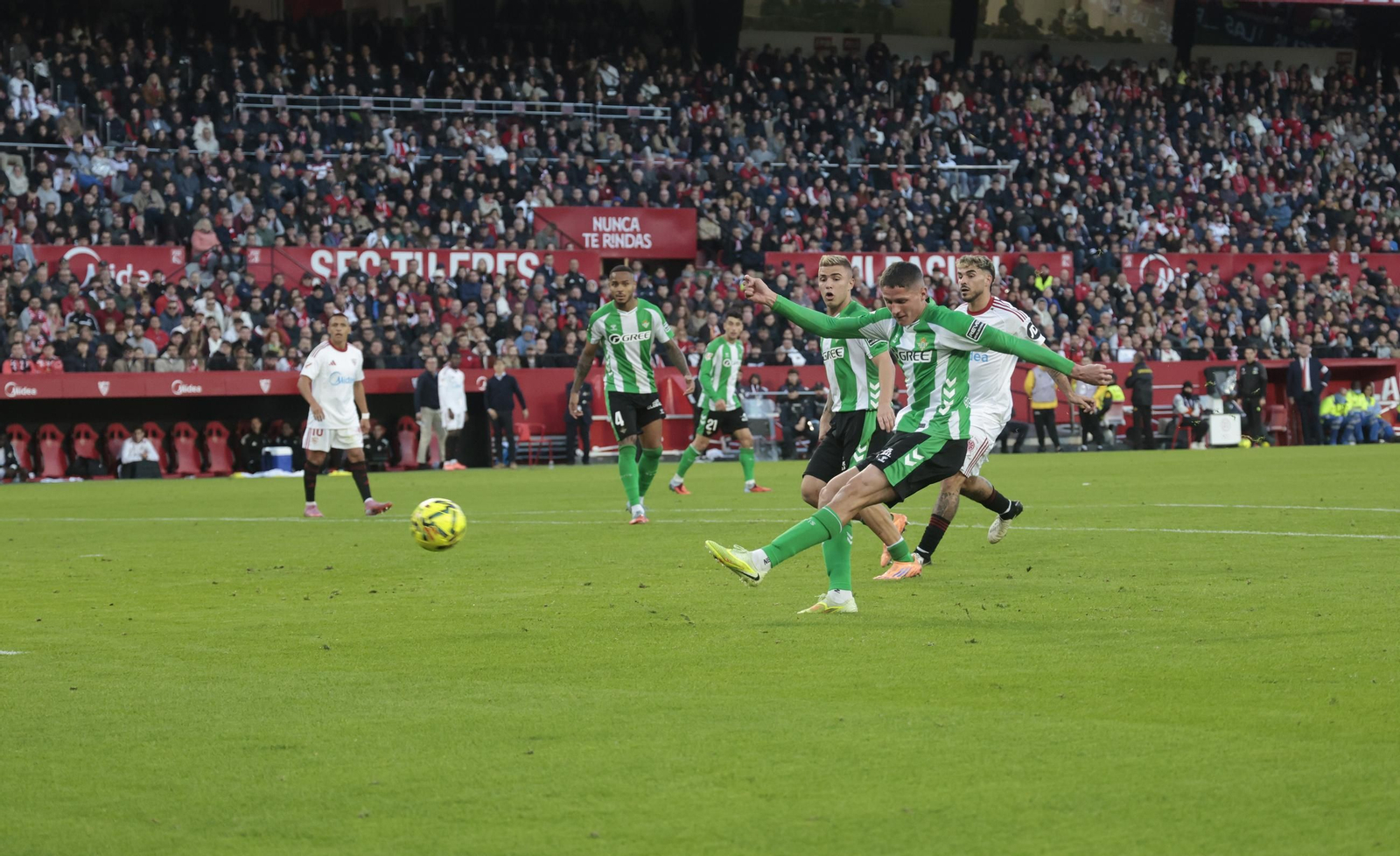 Altimira lanza el zurdazo que supuso el segundo bético.