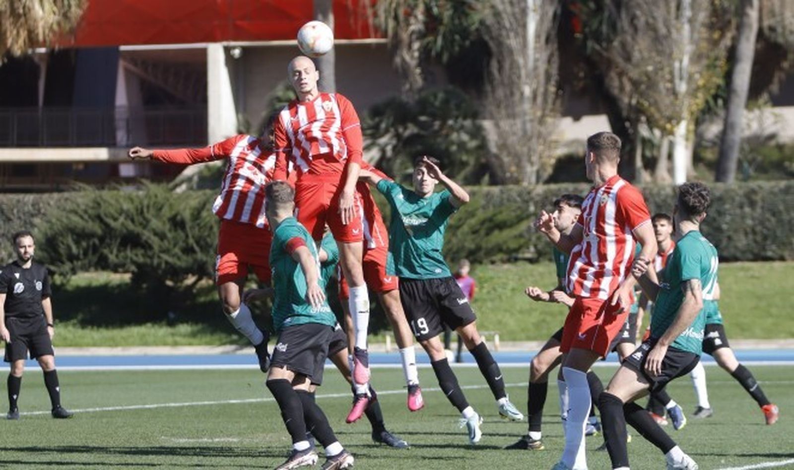 Alex Mendes remata de cabeza durante un partido del filial disputado en el Anexo.