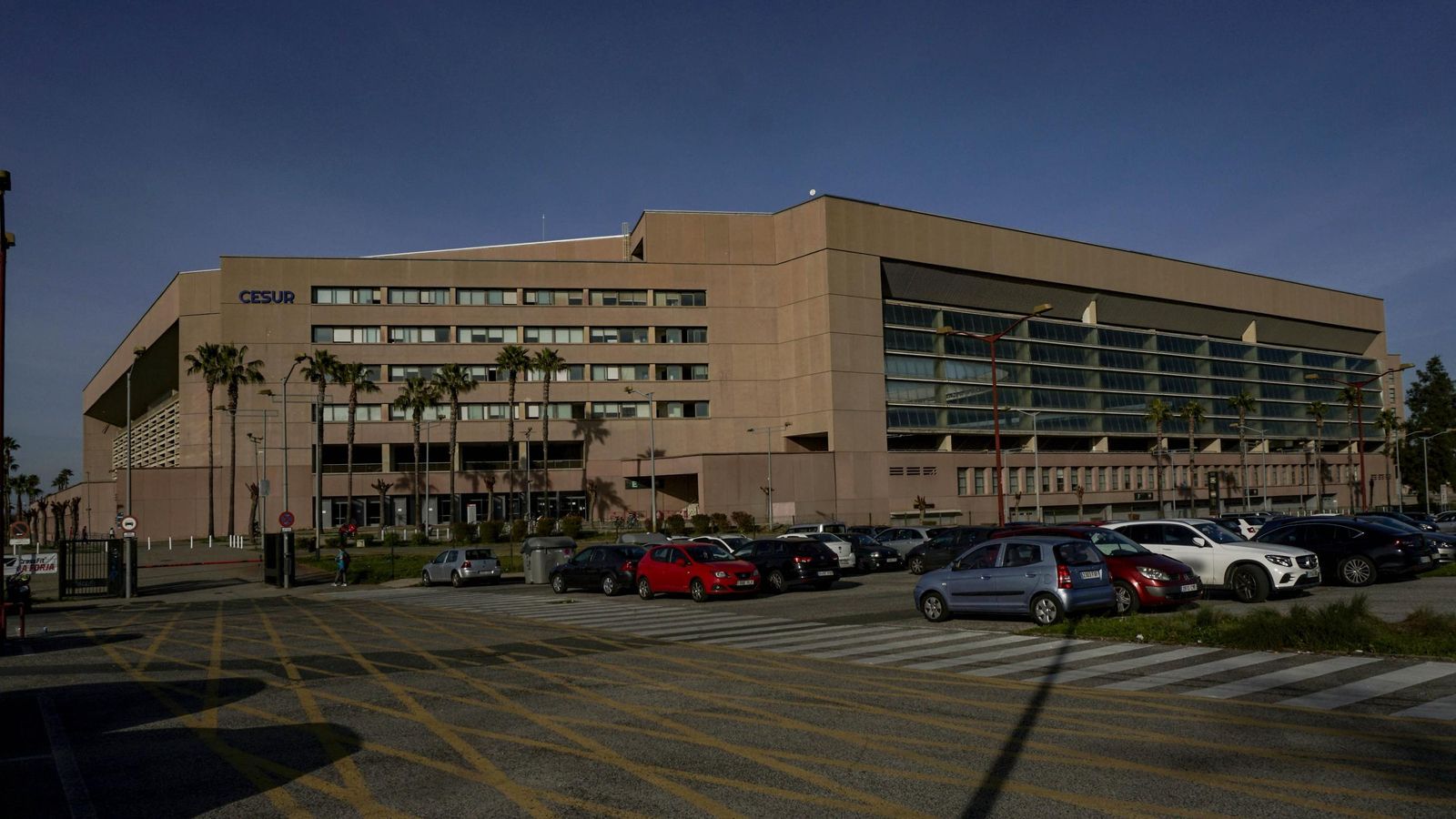 Aparcamiento en superficie junto al recinto.