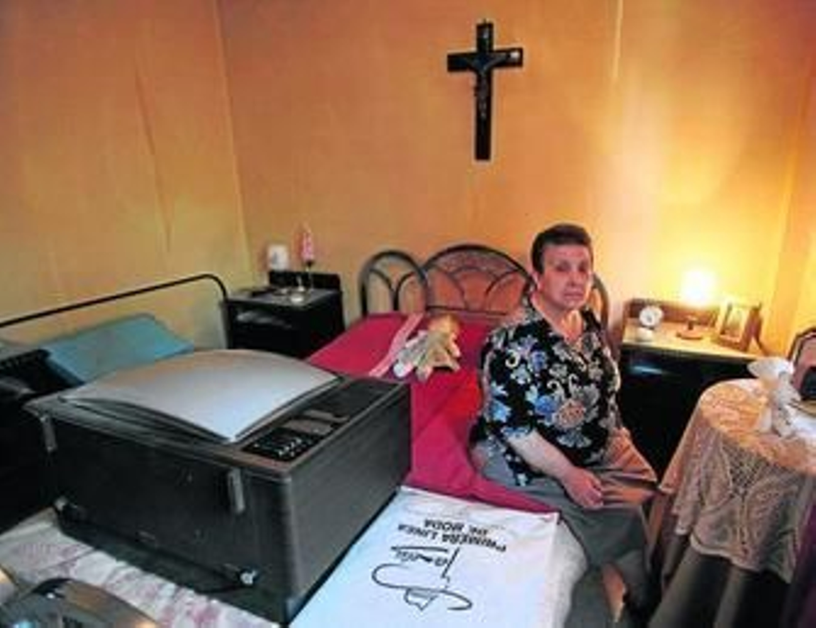 Josefa Doblado, en su casa, con sus pertenencias preparadas para marcharse.