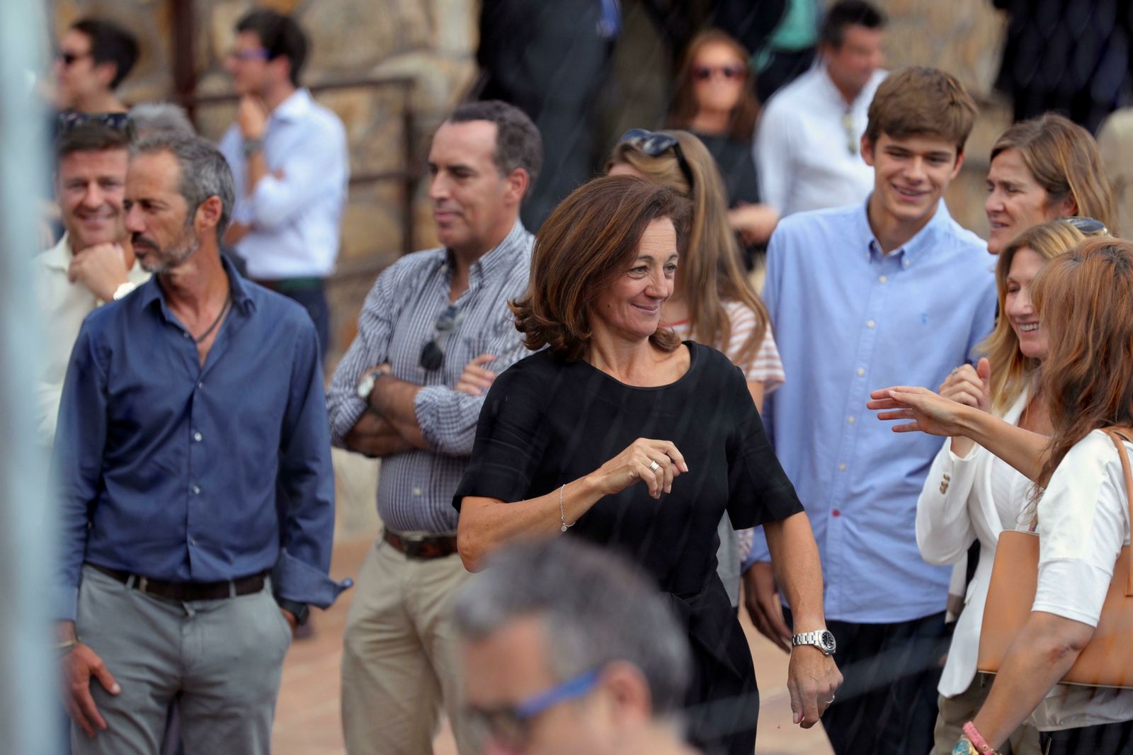 La hermana de Blanca Fernández Ochoa, en la entrada del tanatorio.