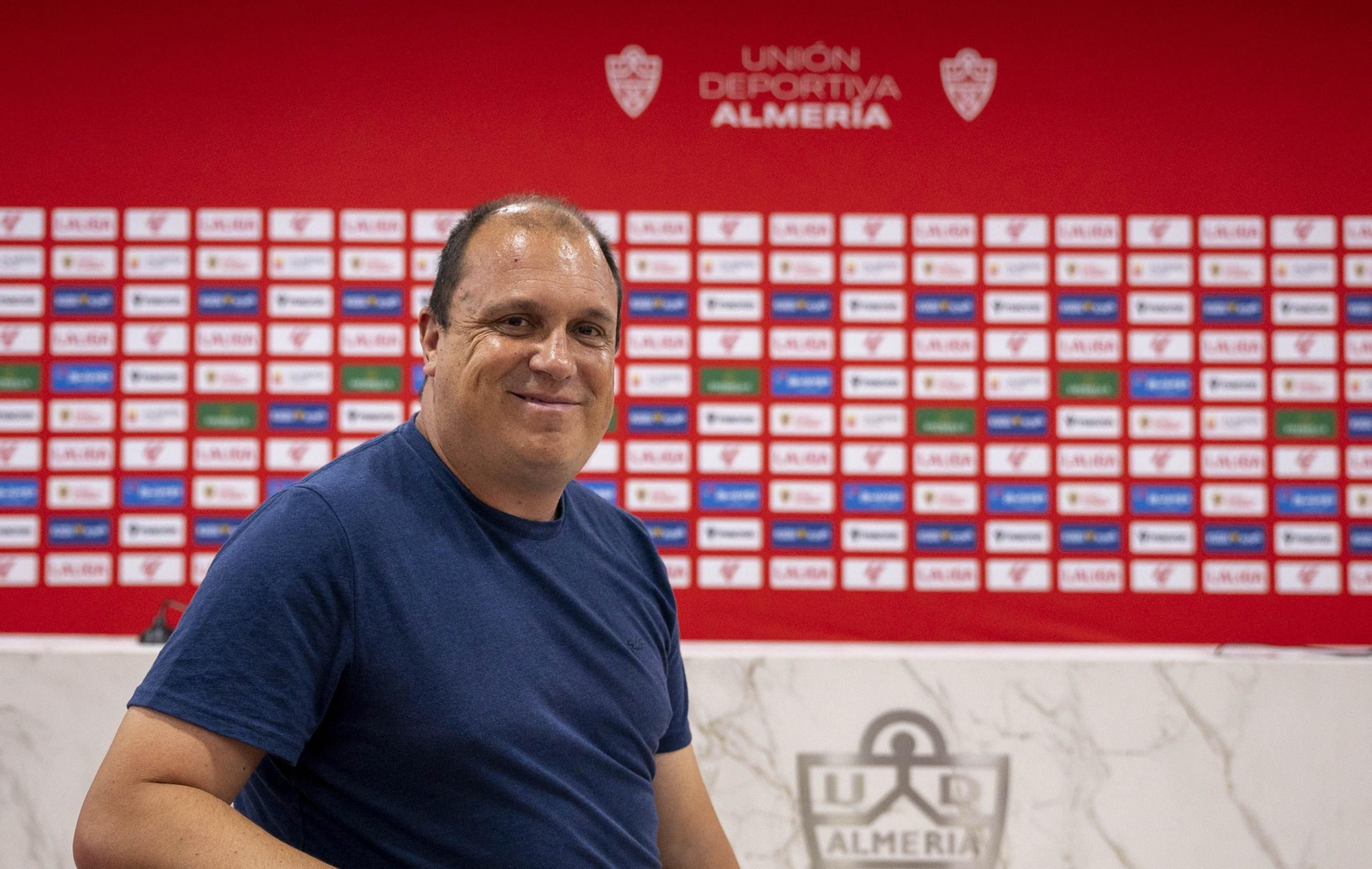 El técnico jienense del conjunto rojiblanco posa en la sala de prensa del Estadio de los Juegos Mediterráneos.