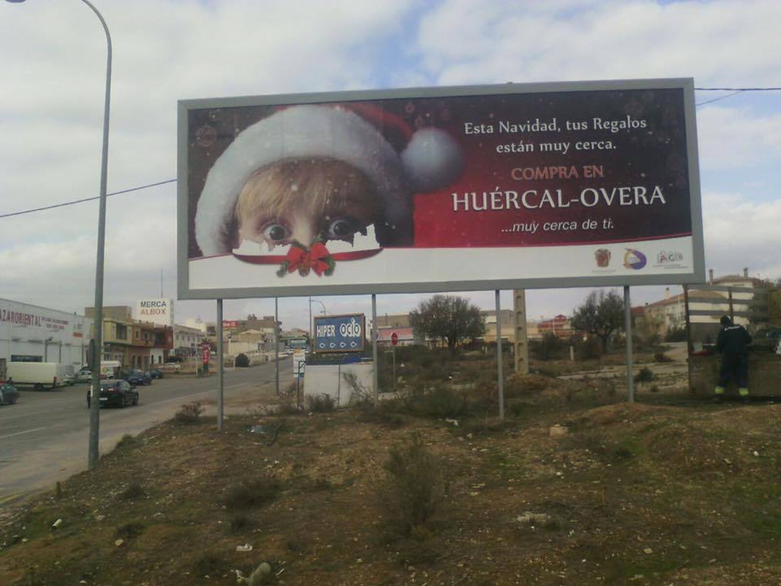 Valla publicitaria que han instalado en otros pueblos para atraer a Huércal-Overa a nuevos compradores.