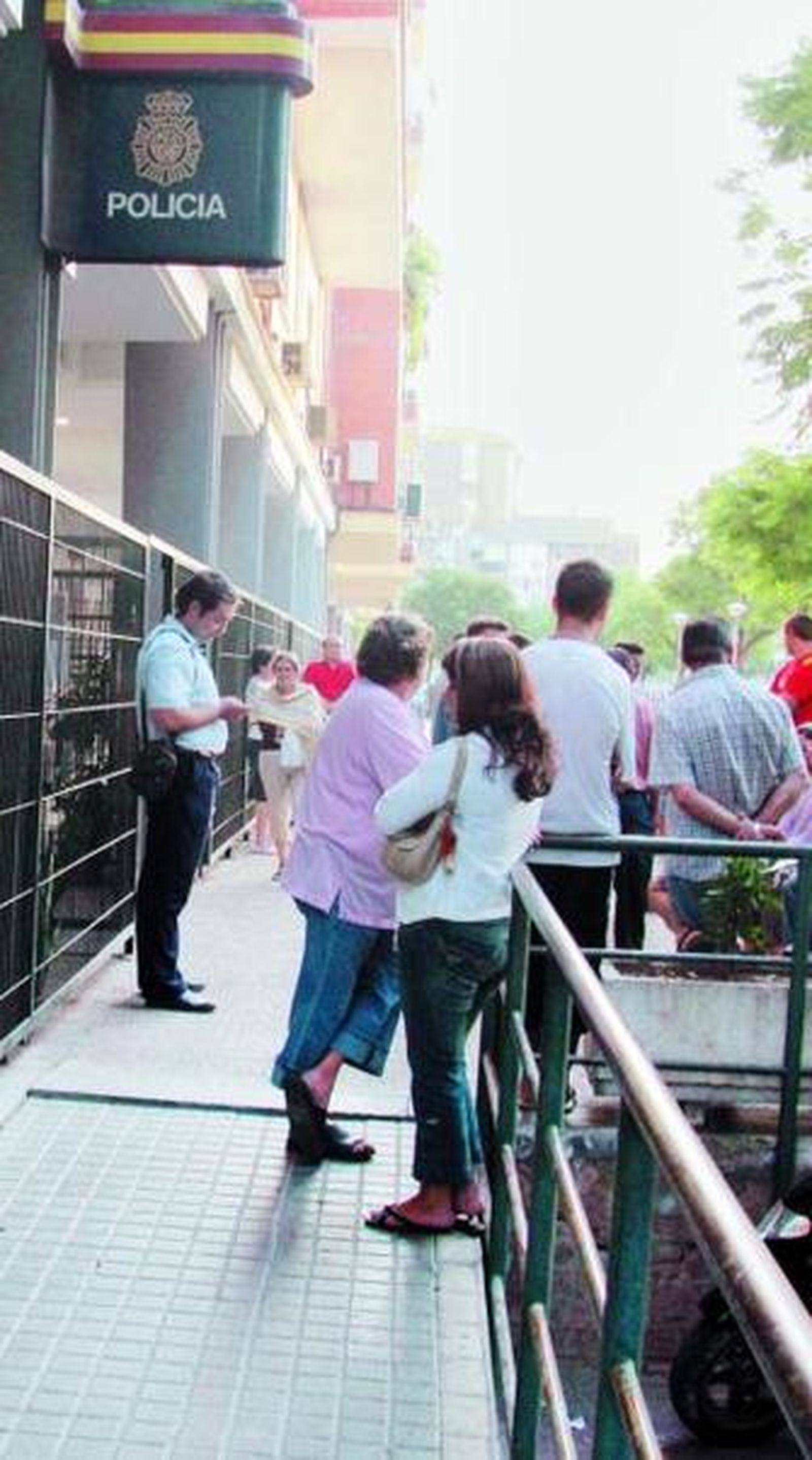 Ciudadanos esperando en la comisaría de Bami.