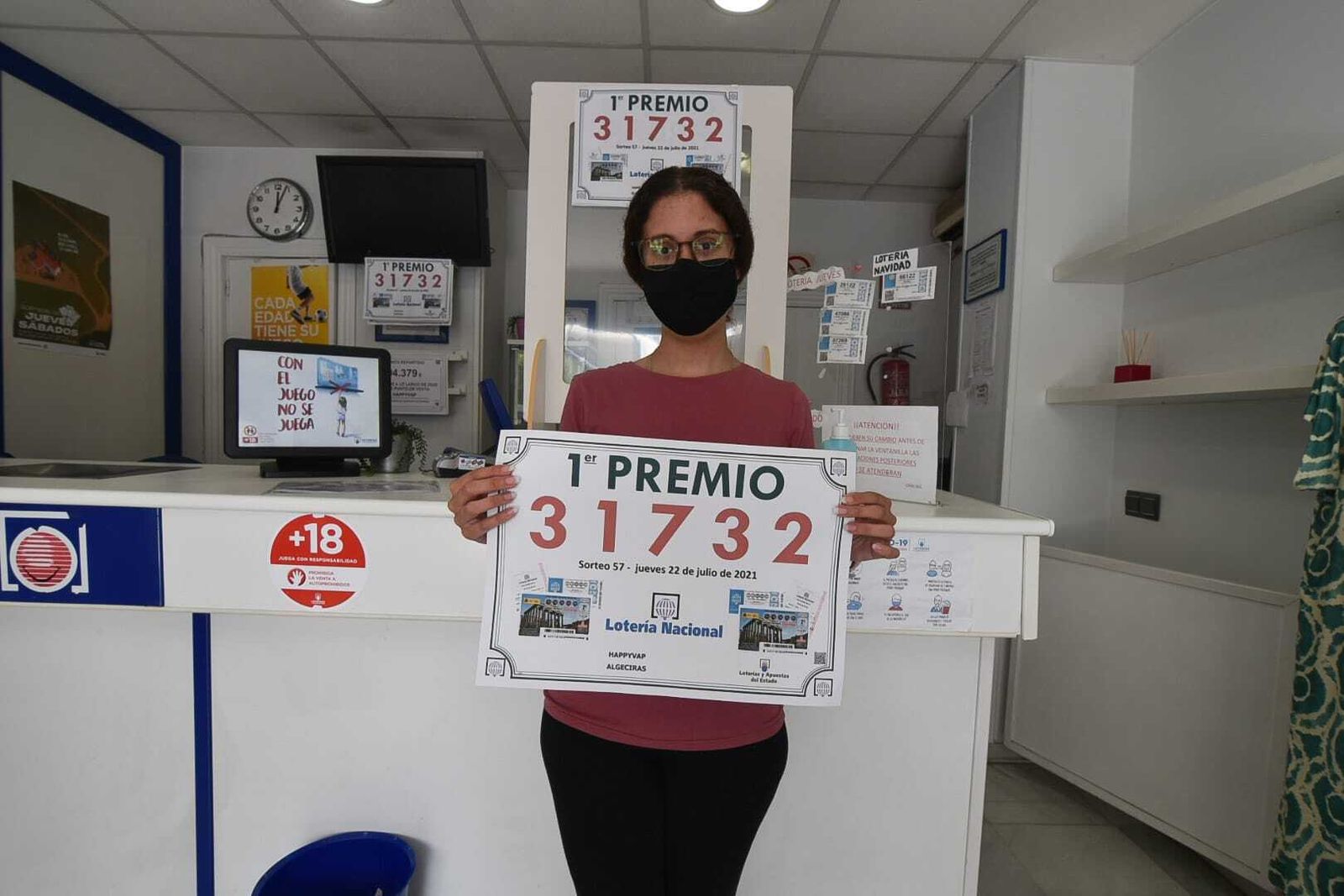 La lotera de la administración de la avenida de las Fuerzas Armadas muestra un cartel con el premio