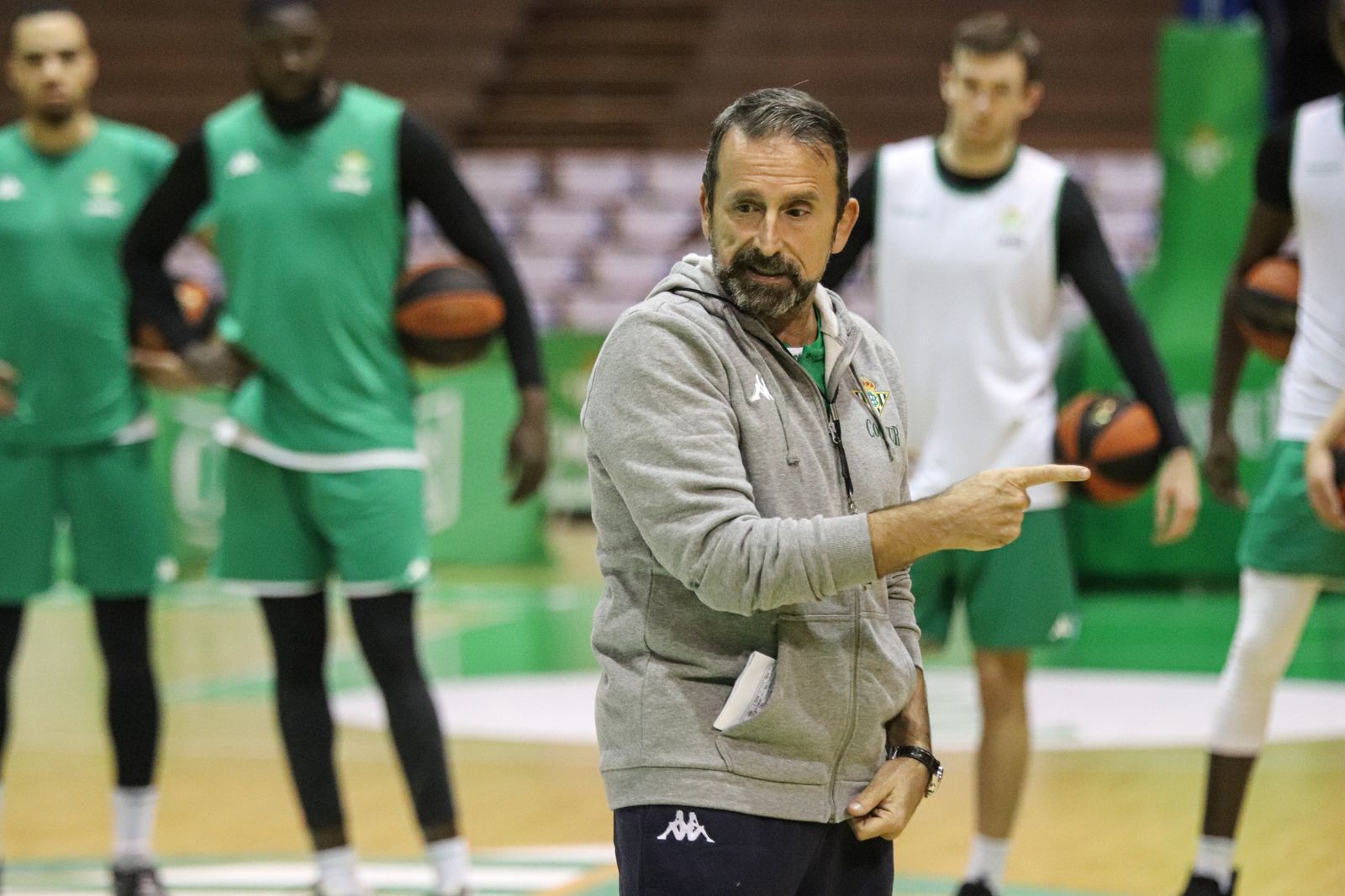 Joan Plaza da instrucciones a sus jugadores durante un enrenamiento.