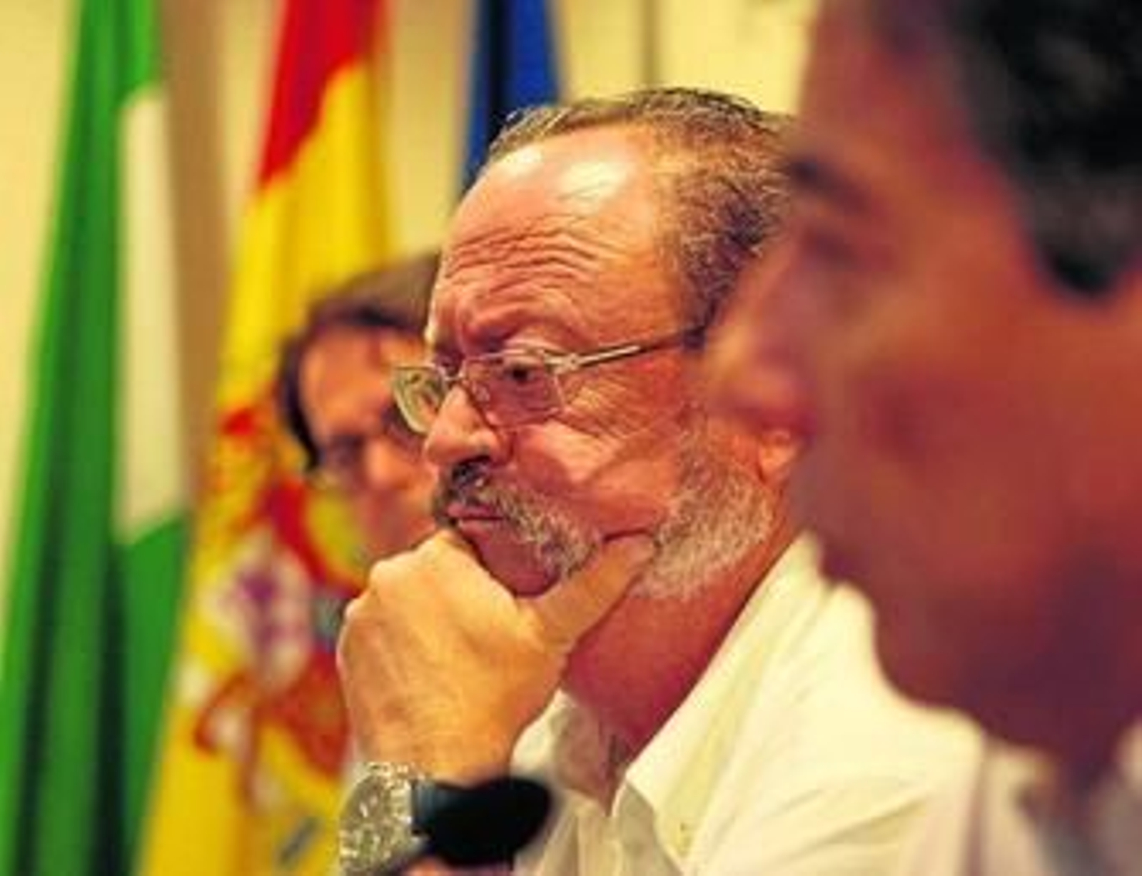 Rafael de Cózar, ayer, entre Pisco Lira y Julio Neira, en la Biblioteca Infanta Elena.