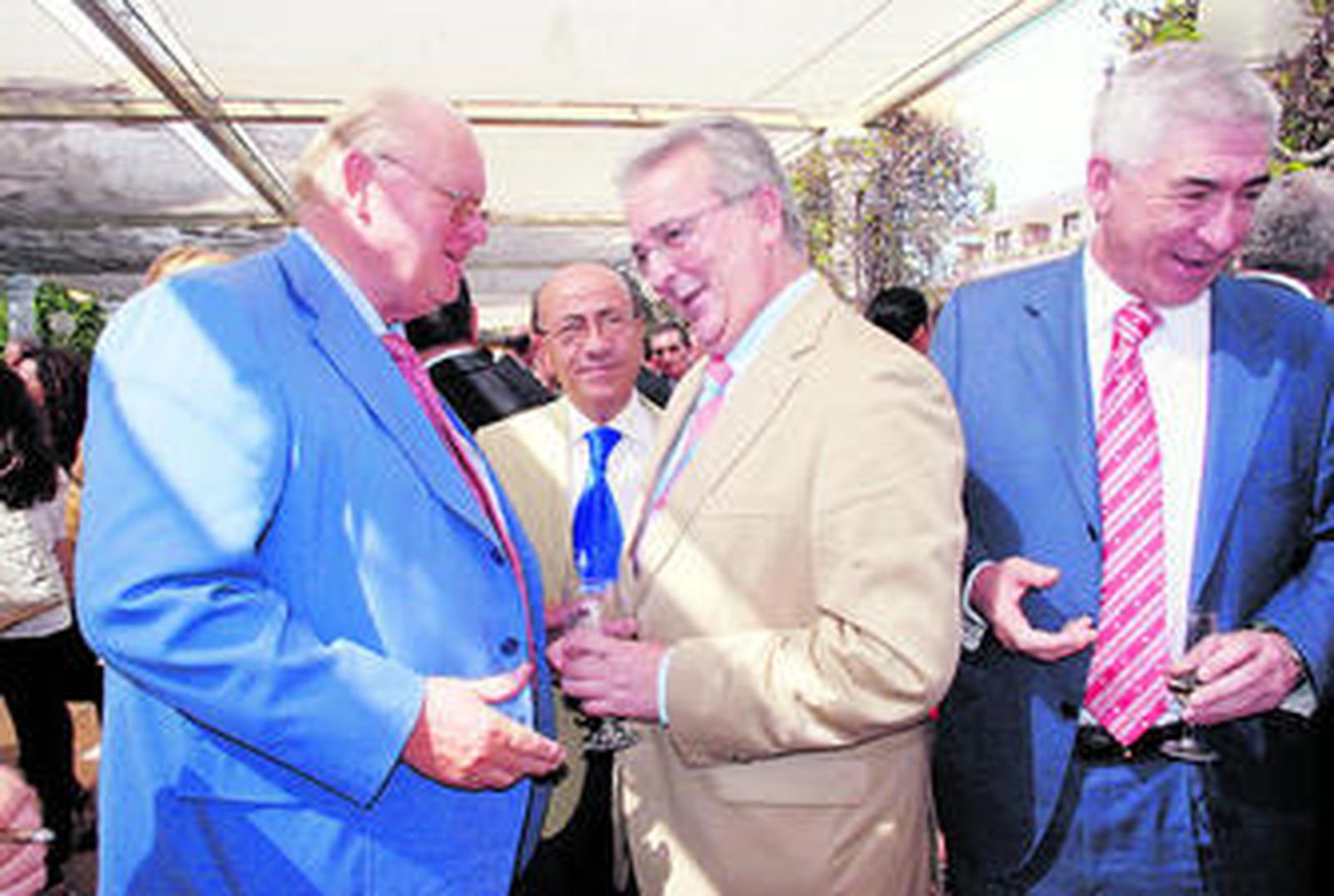 De izquierda a derecha, Jan de Clerck, el hostelero Faustino Rodríguez y los consejeros Antonio Fernández y Gómez Periñán.