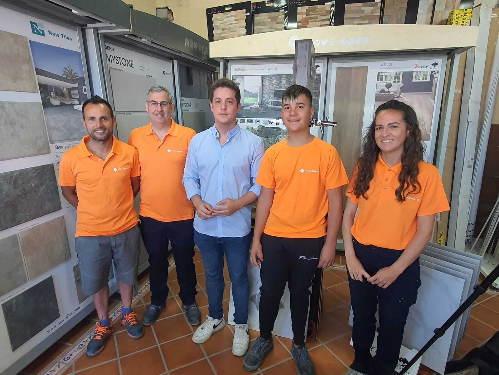 El delegado municipal de Educación, José Alberto Cruz, visita la empresa Ecomateriales.