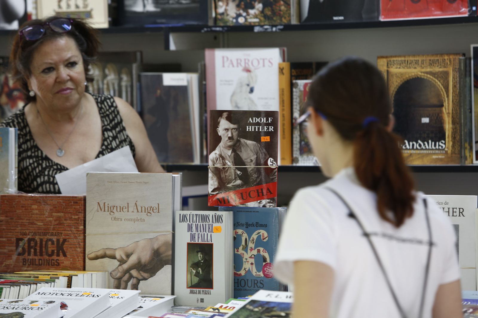 Una visitante echa un vistazo a uno de los 70 expositores de la Feria del Libro.