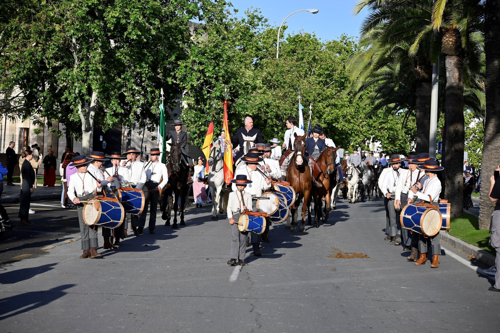 Imágenes de los peregrinos de la Hermandad de Emigrantes en su salida por las calles de Huelva
