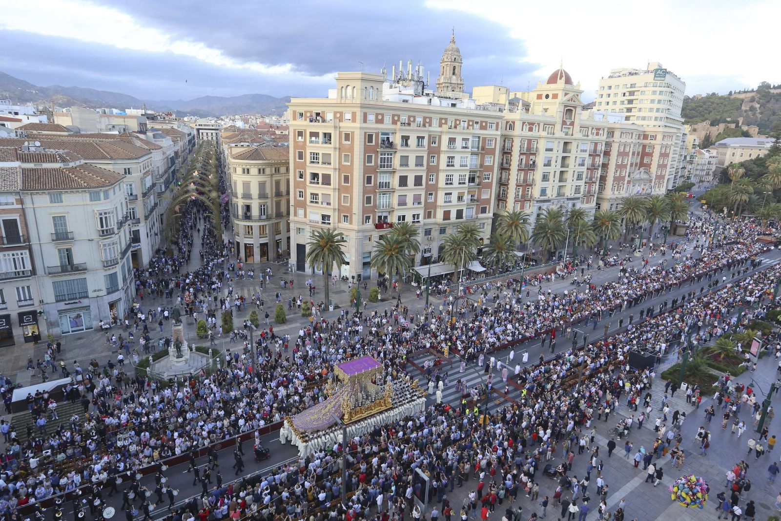 La procesión Magna, en su recorrido por el Paseo del Parque.