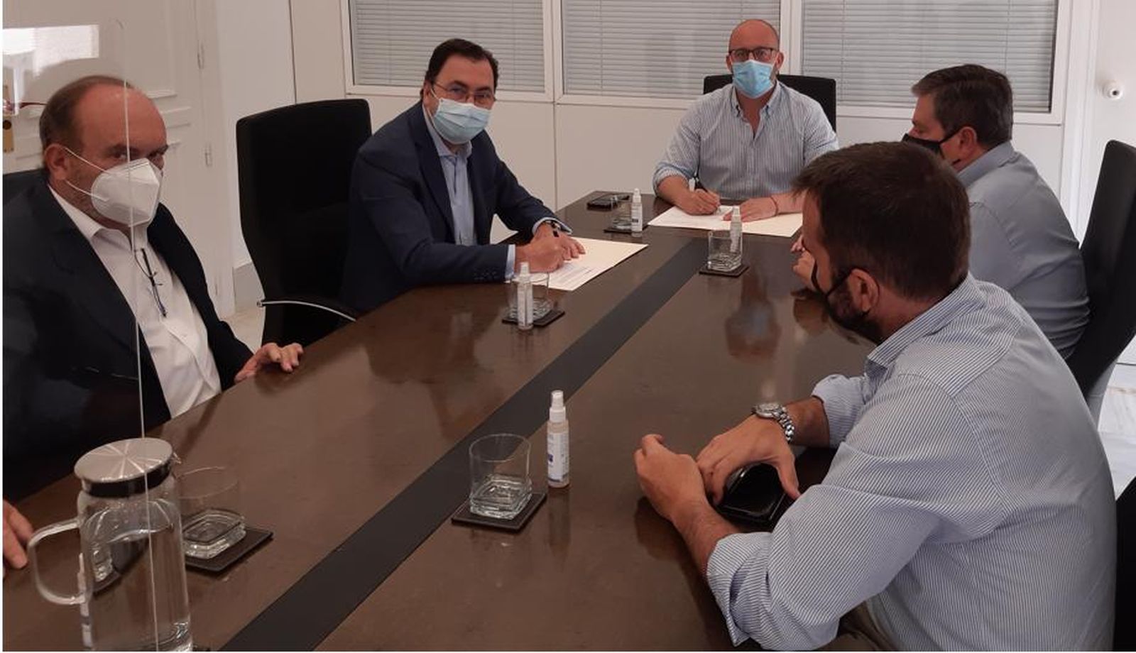 Un momento de la firma del contrato de mantenimiento de la depuradora y la red de alcantarillado.