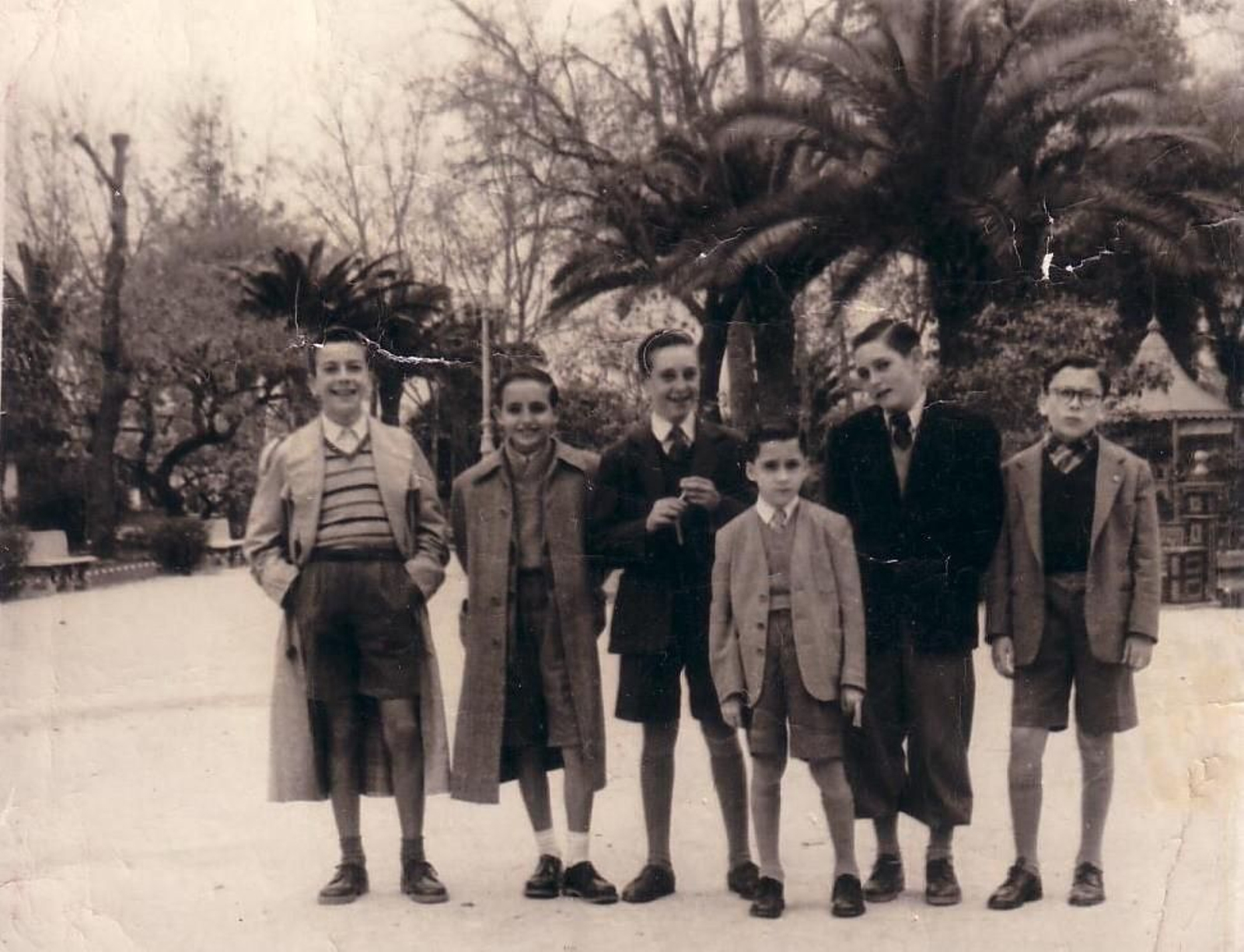 Alberto Pérez de Vargas, primero por la derecha en el parque, 1953. Alberto Pérez de Vargas, primero por la derecha en el parque, 1953.