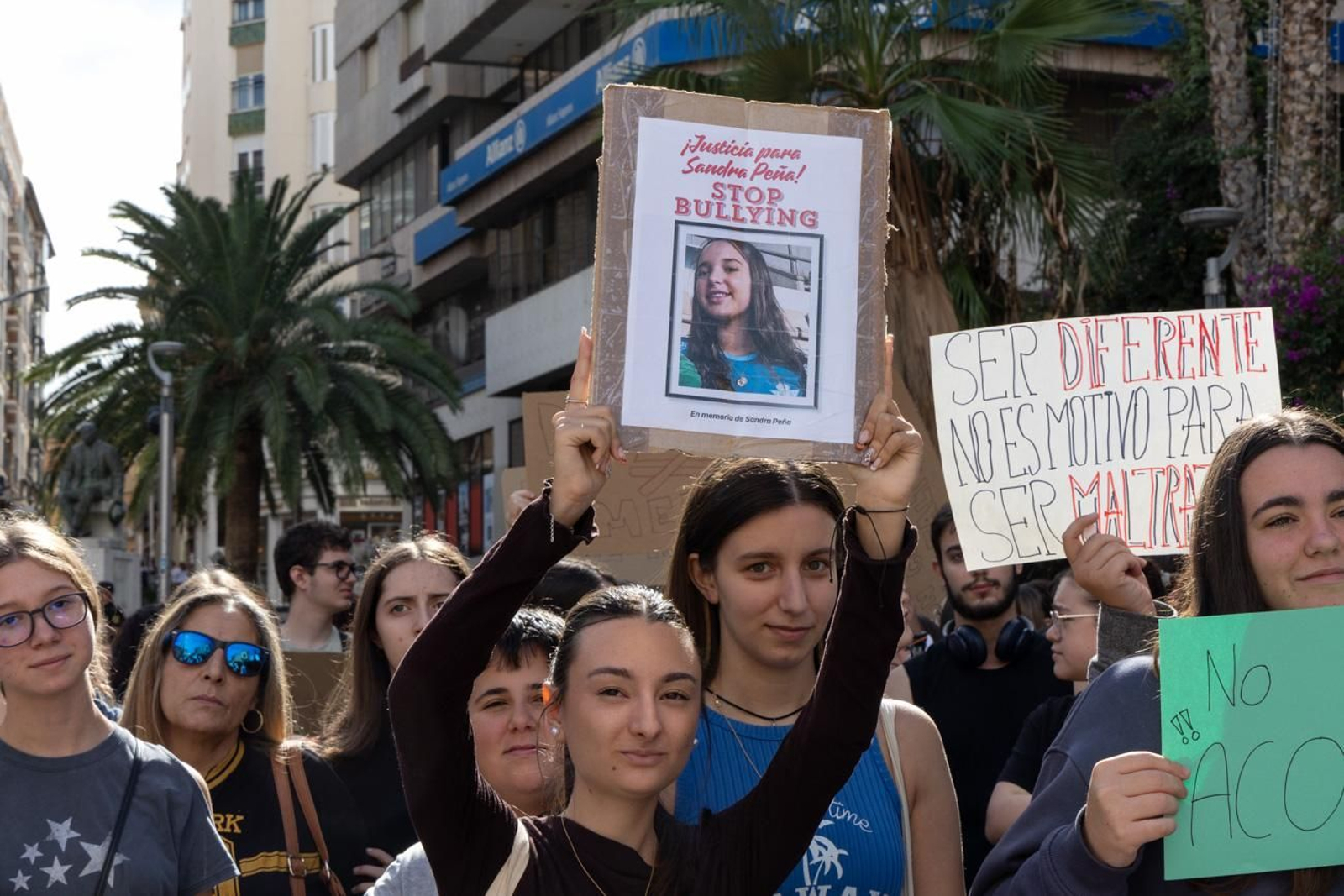 oncentración-manifestación en la plaza de la Constitución por la huelga de estudiantes por la víctima de acoso