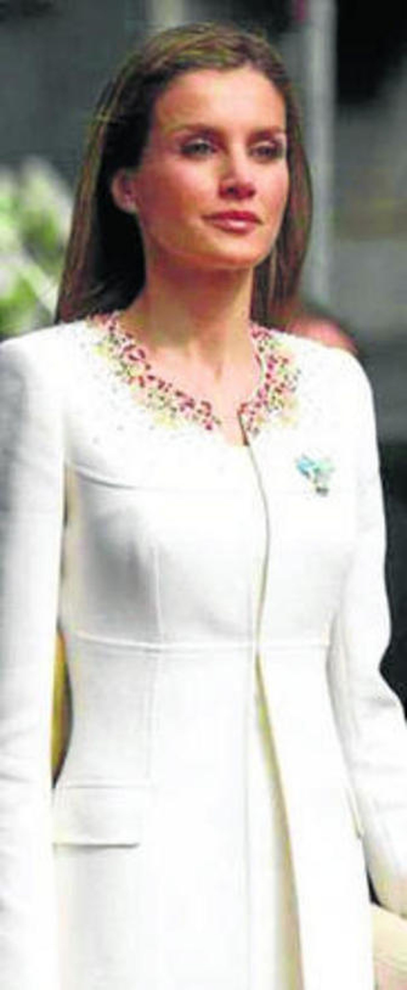Imagen de Doña Letizia y réplica del vestido en internet.